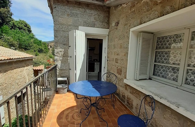 Appartement 3 Pièces Situé au Deuxième Étage D'une Maison de Village en Pierre