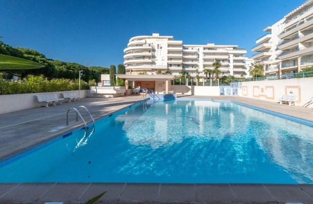 Appartement Studio Cabine à Fréjus, Piscine, Plage à 500m, Clim, Parking, Terrasse, 4 Couchages - FR-1-226A-110