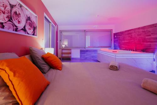 AppartSpa59 - Suite Tentation - Balnéo, Sauna - Secret Room en option supplémentaire