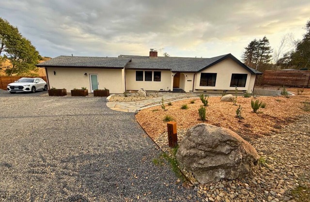 Apple House: Fire pit ~ Hot tub ~ Views