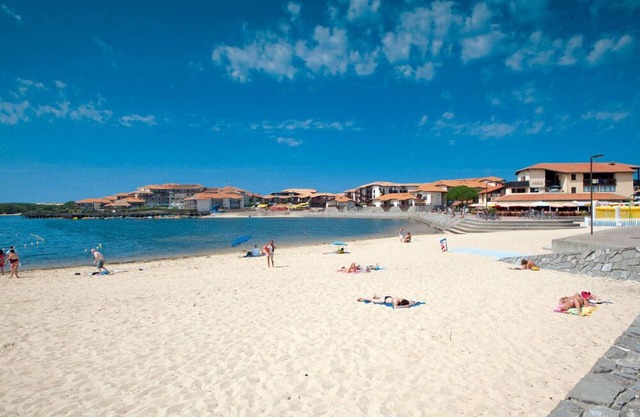 Appt classified 4 *, 2 swimming pools, free WIFI, terrace, bbq, edge of the marine lake