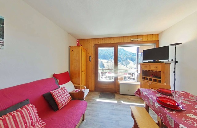 Apt 2 rooms, sleeps 6, 900m to cable car, parking
