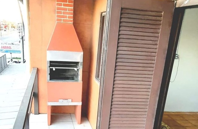 Apt furnished 3 blocks from the sea.