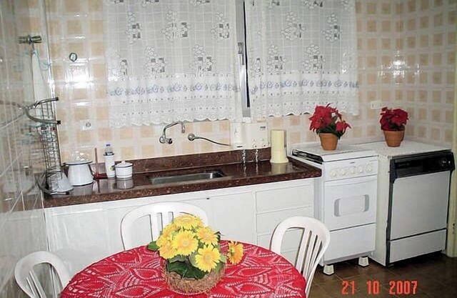 Apt. Guarujá-Enseada season - 3 bedrooms, one suite, for up to 8 people