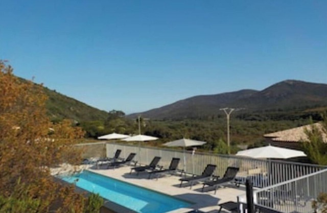 Apt heated pool, wifi, 2 bedrooms, air conditioning, 7 min beach 1 min river