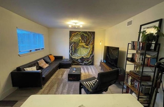 Apt in the Heart of Montrose! sleeps