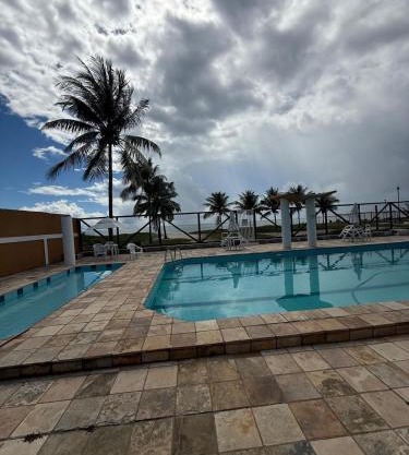 Apto com piscinas e pé na areia