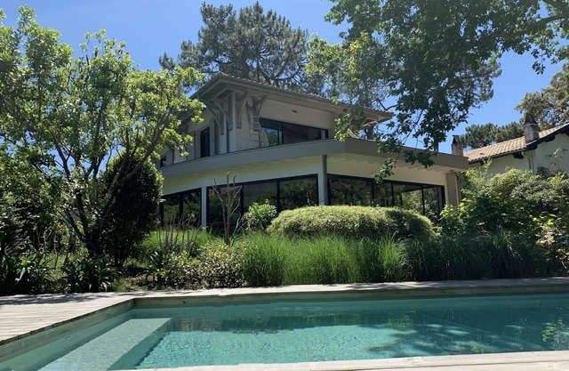 Arcachon architect-designed villa, 210 m2, heated pool in season, walking distance to beach.