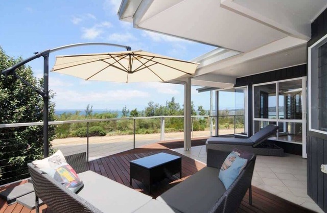 Arcadia - large 4BR beach home & optional studio