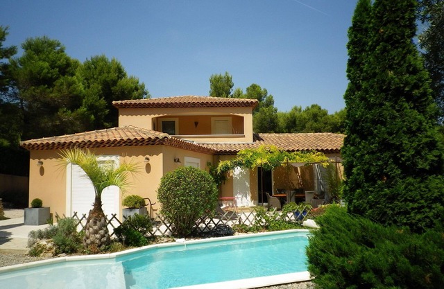Architect-designed house with garden and pool, 7 minutes from the sea, with car pass.