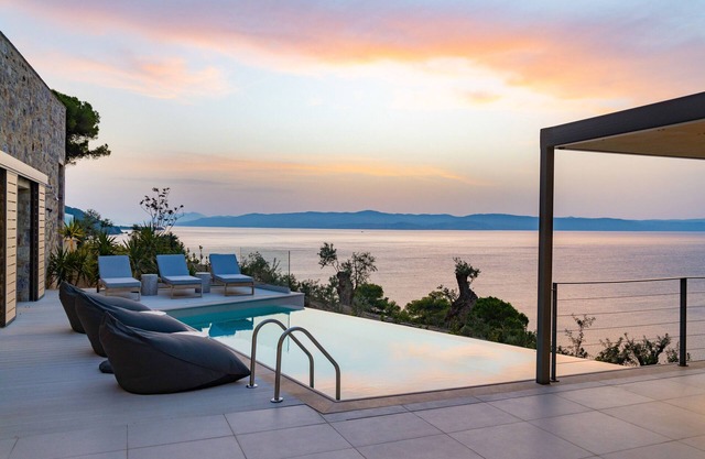 Architect-designed villas with infinity pools 4 min walk from relaxing beach
