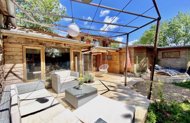 Architect-designed wooden house 2 minutes' walk from the beaches of Lake Salagou