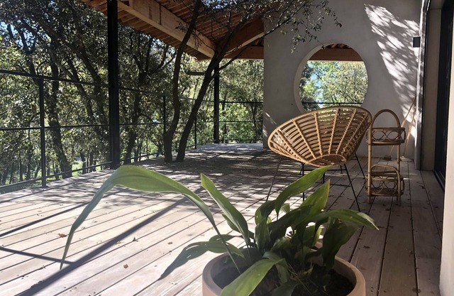 Architect house for indoor-outdoor living on a vast wooded land