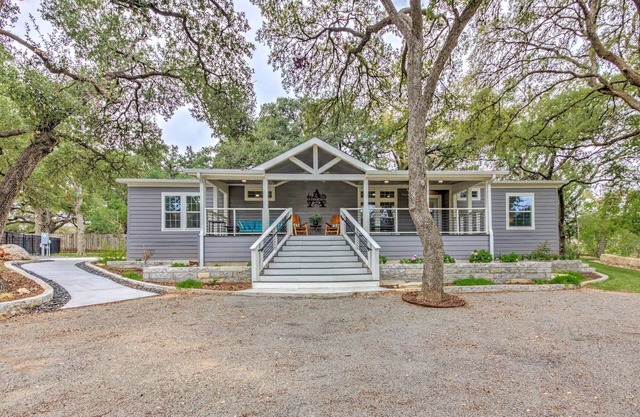 Arete Stay. Like country in the city! Big oak trees only 12 mi. from downtown