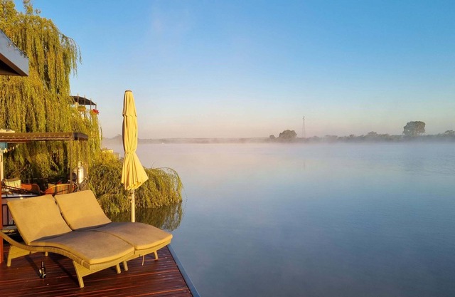 Ark-imedes - Unique float home on the Murray River