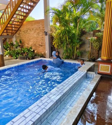 Arrys Watukarung Surfcamp
