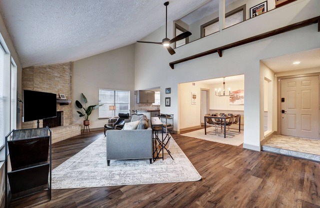 Art-Filled Modern Tudor. Spacious, Close to Shopping and Great for group Trips!