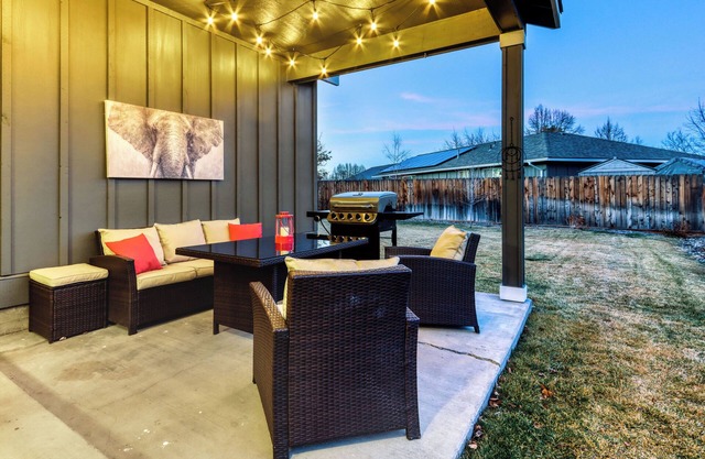 Artful Adventure! 4BD Cozy Family Retreat for 10!