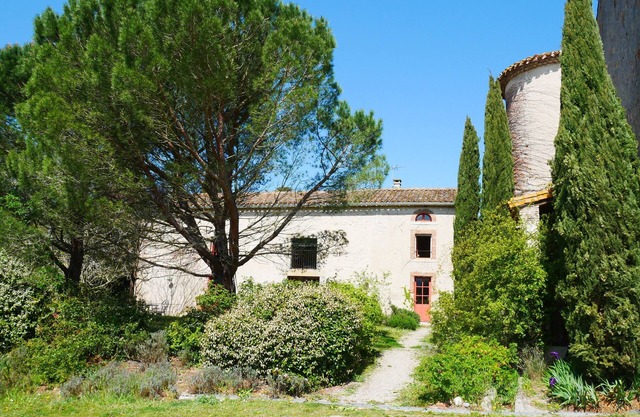 Artisanal, boho-chic farmhouse with spectacular views of the Pyrenees and pool