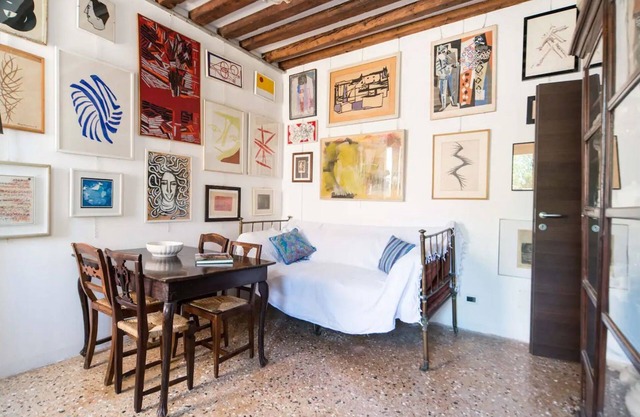 Artist House, silence among gardens, out of the tourist madness, near to all