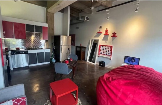 Artistico-Styled Studio Loft | Sleeps 5 People!