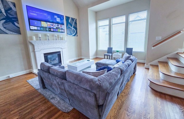 Artsy 3-Story Townhouse w/Hot Tub - Perfect for Groups