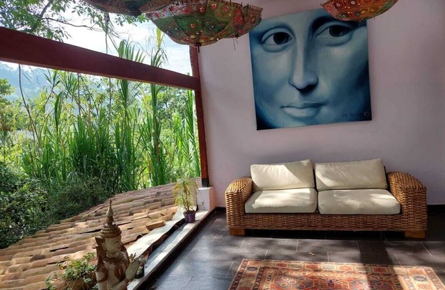 Artsy lush villa with jungle garden in the city