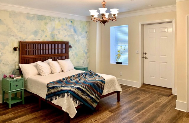 Artsy pet-friendly queen room/historic railroad inn
