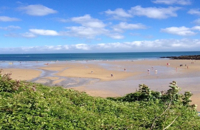 Arvor -Bright, spacious flat ,near sandy beach, coast paths and Falmouth Bay