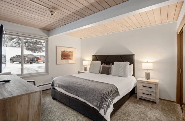 Aspen Alps 2 Bedroom, 3 Bath Condo - Steps away from Aspen Mountain