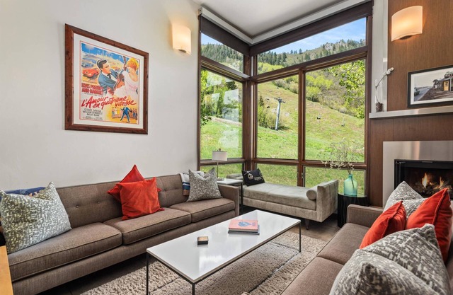 Aspen Mountain Luxury! Balconies, Views, Gas FP, W/D. Hot Tub, Walk to Town. Garage Parking