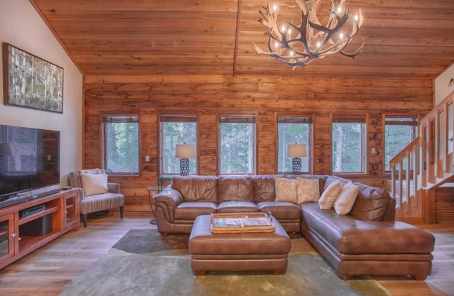 Aspencliffe Home - Peaceful - Spacious - Hot Tub