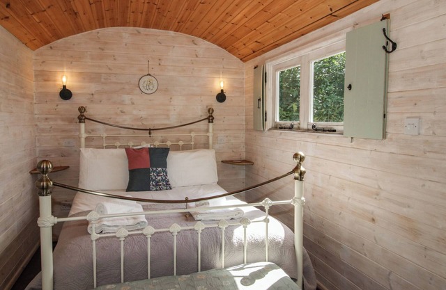 Aston - Shepherd Hut