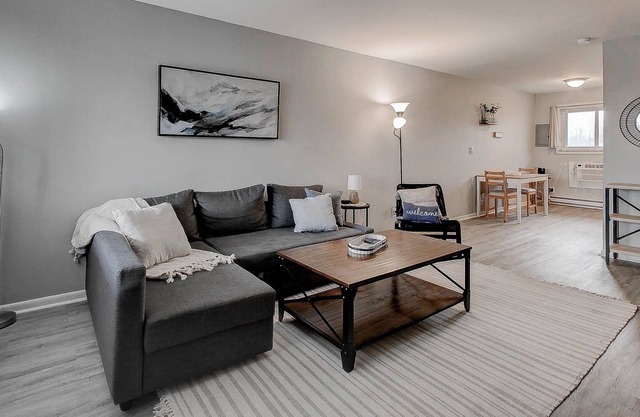 Astonishing 2bed 1bath Unit- Minutes from Airport!
