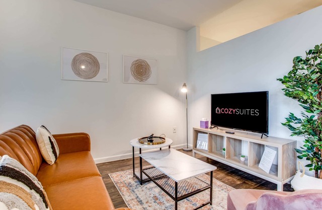 Astonishing CozySuites on I-35 w/pool&parking #11