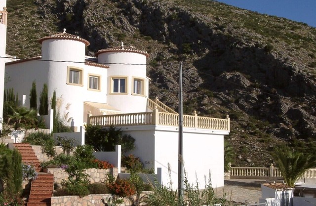 At the edge of a nature reserve, detached villa with pool & view of sea