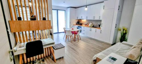ATENEO - Studio DeLuxe MODERN Apartment, BIG Balcony, Plus FREE Parking