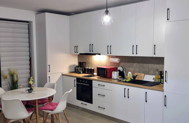 ATENEO - Studio DeLuxe MODERN Apartment, BIG Balcony, Plus FREE Parking
