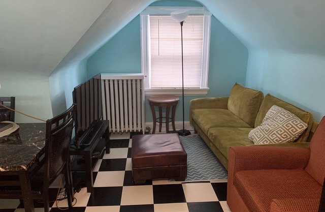 Attic Apartment in Leafy Roland Park