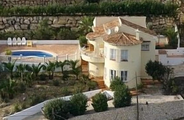 Attractive villa with sea view and private pool in a peaceful location close to amenities