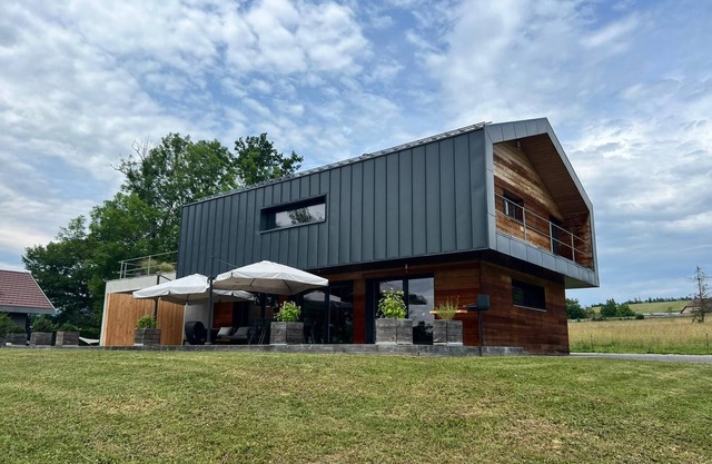 ATYPICAL HOUSE with swimming pool and spa in the countryside 15 minutes from Annecy