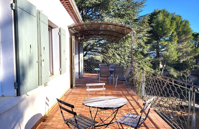 Au Centre du Village, Maison Avec Beau Jardin Arboré , Piscine Chauffée