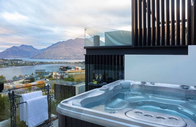 Aurora Lodge – Hot Tub, Fireplace & Lake Views