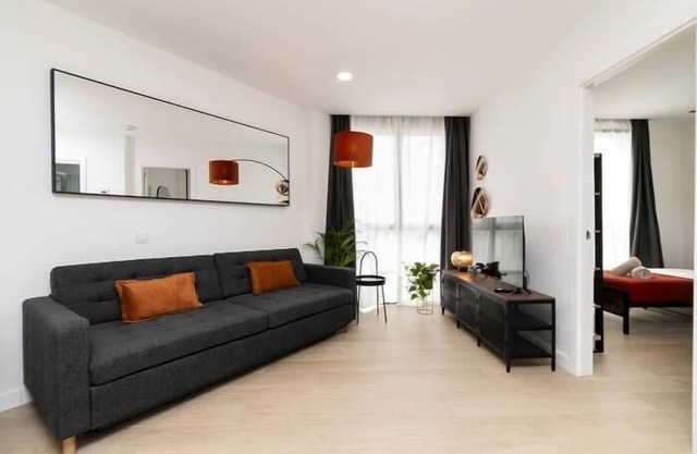 Aurora Stays by Charming XIV, Apartment for 4 with free parking