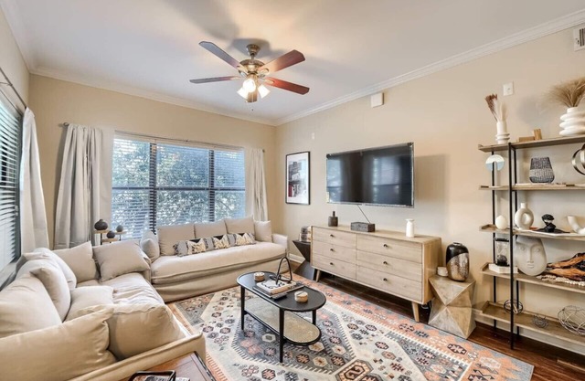 Austin 4BR Townhome + Walk to West Campus