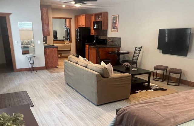 Austin Hill Country - Guest House W/ Pool. Newly renovated, 12 Min To Downtown