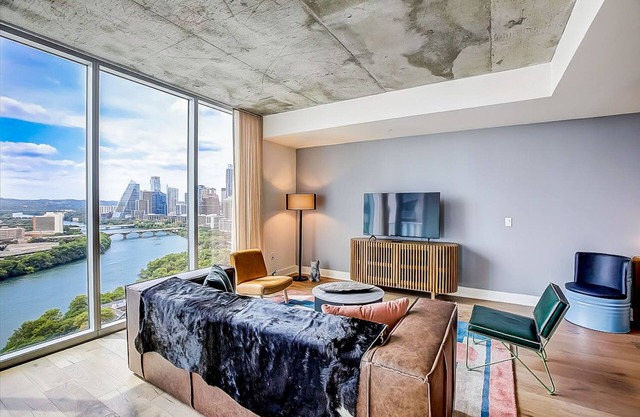 Austin Rainey St. corner condo - lake views & two balconies - pool & gym