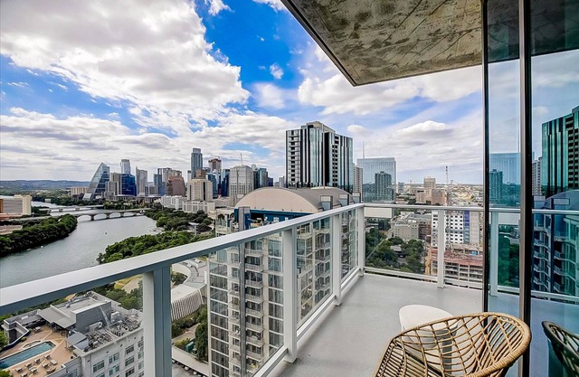 Austin Rainey St. corner condo - lake views, private balcony, pool & gym
