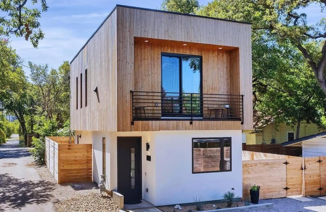 Austin's Stylish Treetop Walkable Retreat!