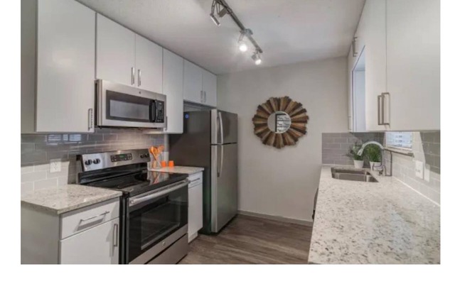 Austin Skyline Bungalow w/Pool - 5 Min from Zilker Park